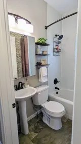 Modern Quiet 1BR Fenced Yard + Office DT Moline - Image 2