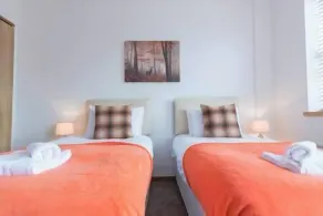 Comfortable Swindon 2 bedroom Apartment, sleeps 5, FREE Parking - Image 4