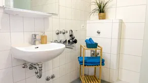 C1.1 - Bright, beachfront apartment with 2 balconies for up to 6 people - - Image 4
