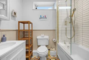 Comfortable 7-bedroom house with estuary views and parking - Image 3