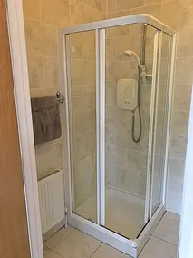 Maison impeccable de 3 chambres avec jardin privé sécurisé - Image 4
