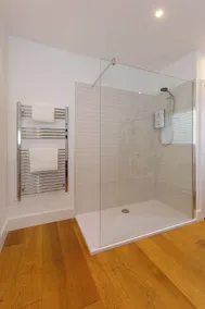 Gorgeous home for 12 - Walk to Beach - Sea View - Image 4