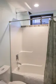 Élégant, nouvel appartement au rez-de-chaussée à Iconic West Seattle - Image 4