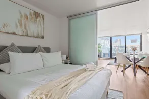 Chic Apartment by Southern Cross FREE Parking - Image 4
