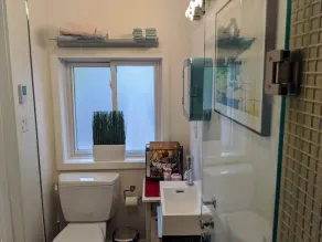 Adorable mini-house in heart of Trinity Bellwoods - Image 4