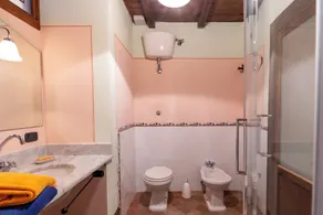 Antike Landvilla mit Pool in den Hügeln der Toskana, umgeben von Wäldern - Image 4