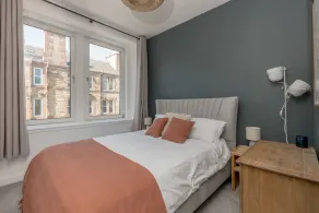 Pass the Keys Stunning 3 Bed Loft Style Apt with Free Parking - Image 4
