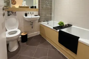 Pet Friendly Flat Sleeps 4 with Balcony & Parking - Image 3