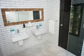 Luksus villa, privat strand, infinity pool. Fuldt repareret. Smukke solnedgange - Image 2