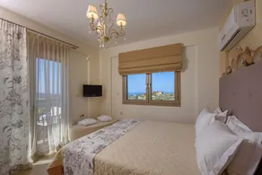 A stylish and elegant villa with stunning view - Image 5