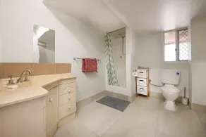 Beautifully located apartment, seconds to the bush, minutes from the beach - Image 2