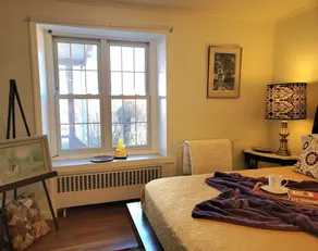 Waterfront Luxury Apt & Balcony, 10 minutes to Santander Arena - Image 5