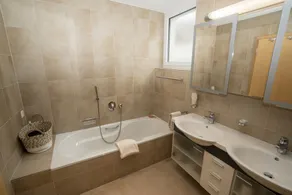 Allegra und Herzlich Willkommen in der Ferienwohnung Chasa Miramunt 6 - Image 3