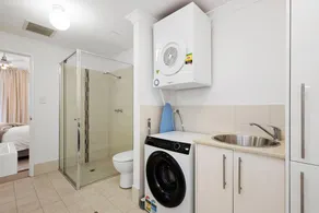 Perfect Location 2BR 1bth - Beckenham - Image 3