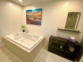 4 Bed/3 Bath, Private Hot tub, patio Parking + 5 bikes Included! Families only.. - Image 4