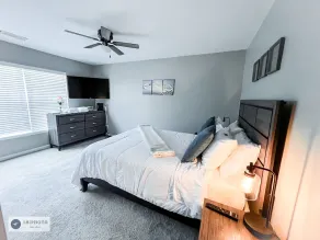 4BR Home with calif king bed Sleeps 10, Gym near Airport - Image 3