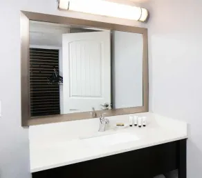 Prime Location! Free Parking, Outdoor Pool, Close to Rialto Theatre - Image 3
