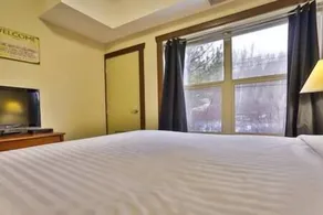 1 BDRM / King / AC / Hot Tub & Pool - Image 3