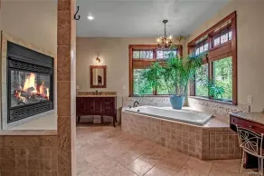 Luxurious Chalet! Hot-tub, Bonfire & Ideal Location for Skiing & Town - Image 4