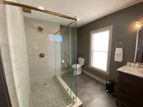 Totally renovated large family getaway! King bed - Image 2
