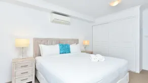 An apartment right in town, across from the marina with filtered waterviews - Image 5