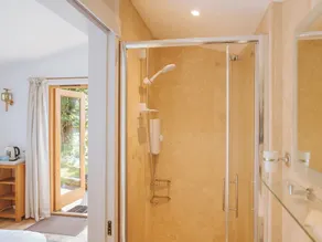 2 bedroom accommodation in Ratley - Image 3