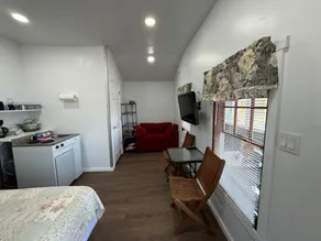Lakefront Purple Cottage - Image 3