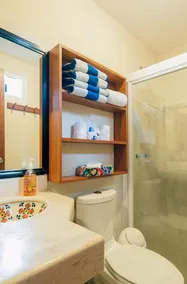 Economical hotel style room with queen bed & bathroom w shower - Image 3