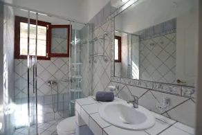 ΜΑΓΕΥΤΙΚΗ ΒΙΛΑ ΣΤΗΝ ΣΚΟΠΕΛΟ ΜΕ ΑΠΕΡΙΟΡΙΣΤΗ ΚΑΙ ΘΕΑ ΚΑΙ ΠΙΣΙΝΑ - Image 4