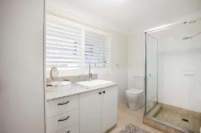 Amazing beach views with a pool. Easy walk to beach and bay - Image 4