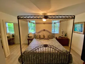 Waterfront harbor cottage, walking distance to downtown, near to beaches & more! - Image 4