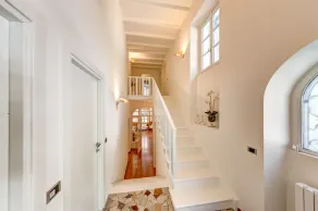 Villa med have foran søen - Image 2