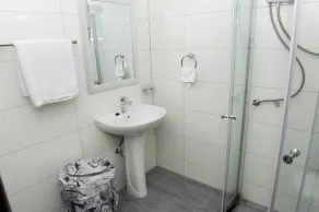 Glamorous, Premium, Ensuite 2-Bed, 2-Bath Apartment - Image 4