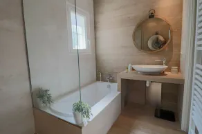 Villa Paisible avec Piscine à débordement, à 10' du Centre - Image 3