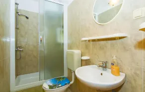 Three-Bedroom Apartment In Ostrvica - Image 2
