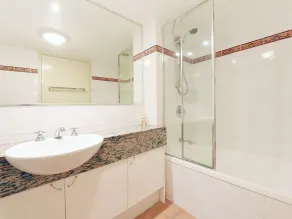 Spacious 3 bedroom 2 bathroom apartment with water views - Image 3