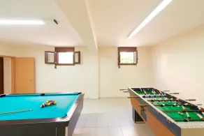 Stunning beachfront villa with 6 bedrooms, private pool and beautiful interiors - Image 2