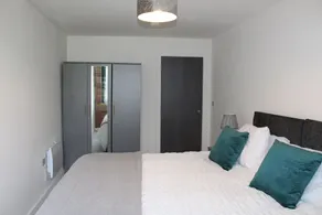 Two Bedroom Apartment In Bradford Canal Road Contractors With Free WiFi - Image 4