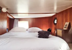 Charming captain's cabin on the historic ship De Hoop - Image 5