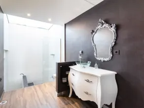 Villa design avec jardin, piscine et vues fantastiques - Image 3