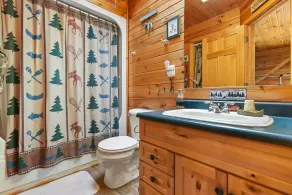 Tranquil Lakefront Log Cabin with Breathtaking Views. - Image 4
