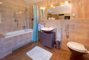Apartment with private pool and large garden - Image 2