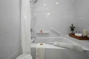 Beautiful Wine Country Escape - Image 5