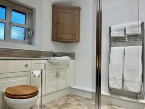 3 bedroom accommodation in Ashbourne - Image 4