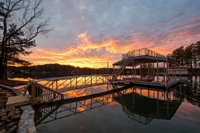 Nouvelle maison au bord du lac près des îles Lanier avec quai privé. Une vue imprenable sur chaque chambre! - Image 2