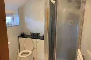 2-Bedroom Cottage with 2 Ensuites - Sleeps 6 Wifi - Image 4
