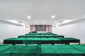 Trendy Romantic MAXScreen Hotel - Image 4