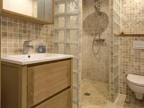 Charming Riverside Cottage with Authentic Decor, Private Garden, and Fishing Amenities - Image 3