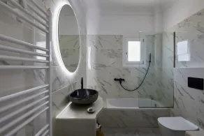 Villa bleu blanc avec piscine à débordement chauffée et jacuzzi - Image 3