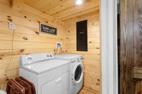 Clean, comfortable, and overlooking a pond with a fountain, our Barndo is perfect for Fairgrounds events, family getaways, and work stays. Just 10 minutes from Perry, with a fully stocked kitchen, coffee station, and outdoor kitchen. - Image 3